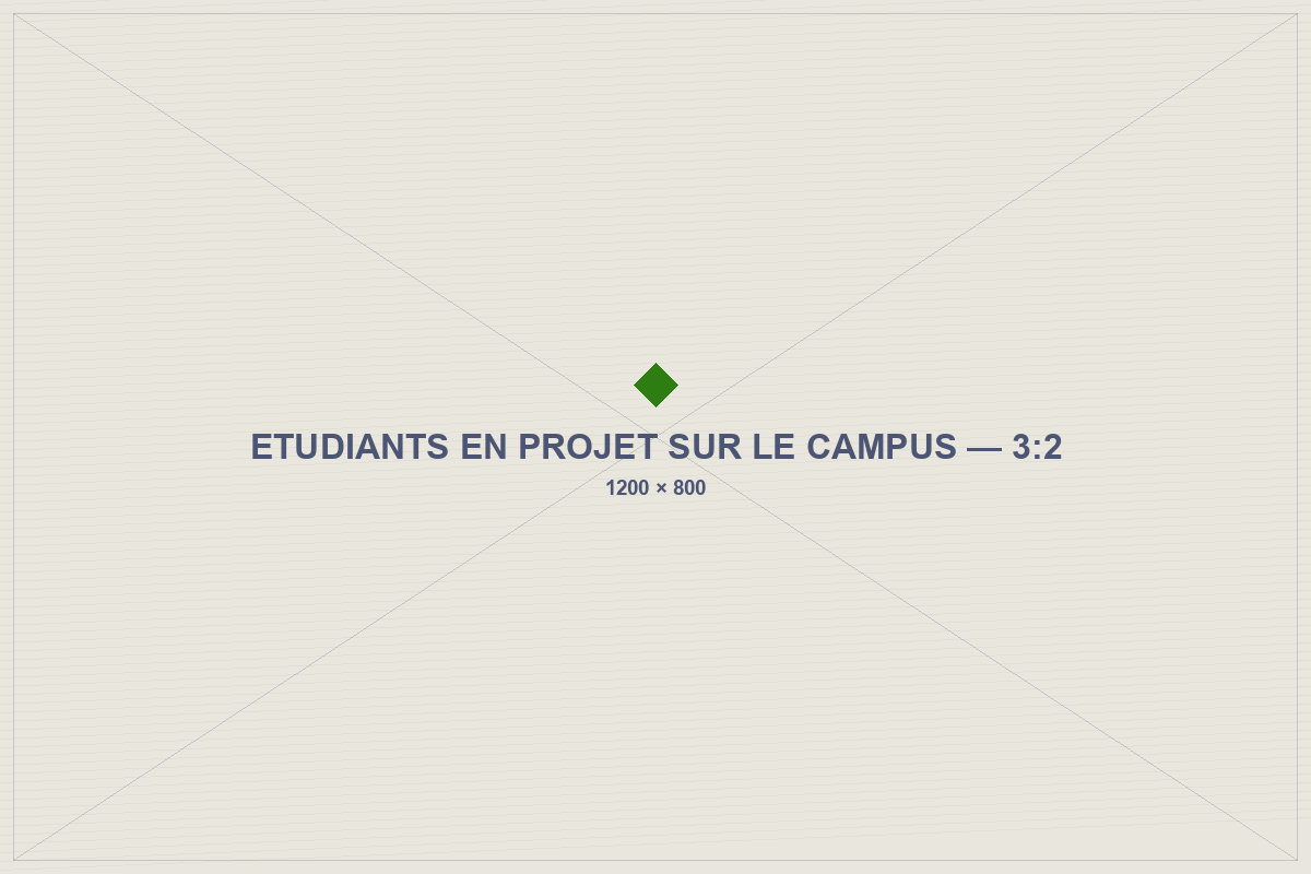 Étudiants en projet sur le campus — photo paysage 3:2, plan large, lumière naturelle.